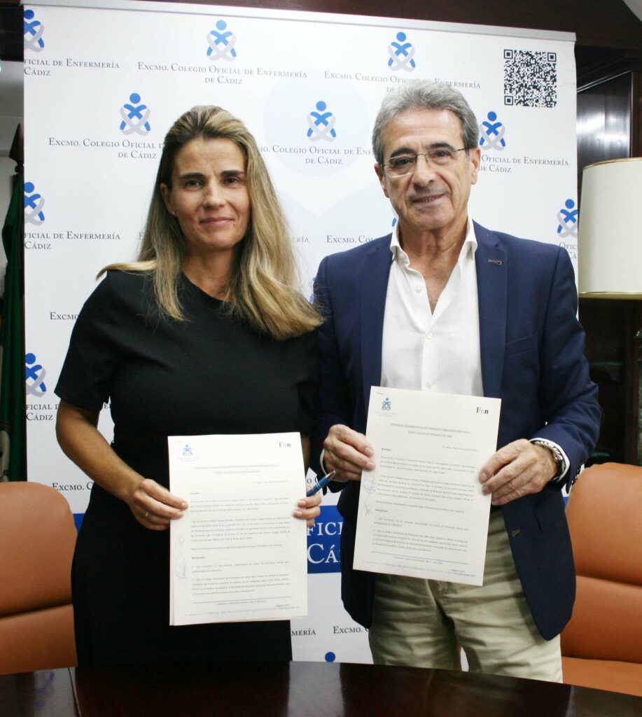 Petra Moreno, directora de FNN, junto con el presidente del colegio de Cádiz tras firmar el acuerdo. 