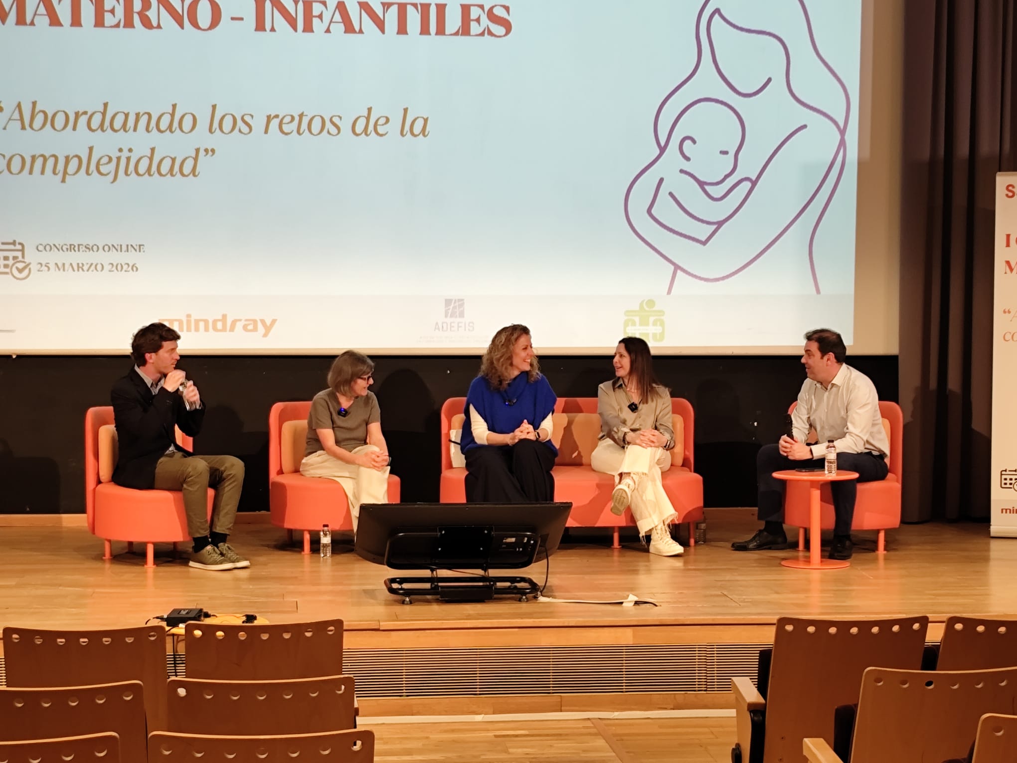 Profesionales participando en un Congreso FNN